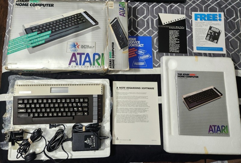 Atari 600XL Home Computer Complete in Box (Powers on)