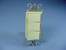 Leviton Ivory Decora Triple Rocker Light Switch Plug-in Terminal 15A Bulk 1755-I