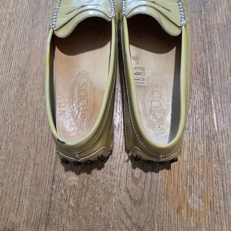 Mocasines de conducción Tod's para mujer Gommino color amarillo tostado charol sin cordones talla 38 Foto 4 de 4