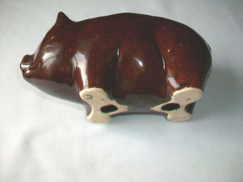 BANCO DE CERDOS DE CERÁMICA ARTÍSTICA ROSEVILLE MANCHAS MARRÓN BRONCEADAS - Imagen 10 de 11