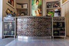 Bancone negozio, robusto e moderno, con ampi spazi per organizzare e lavorare.