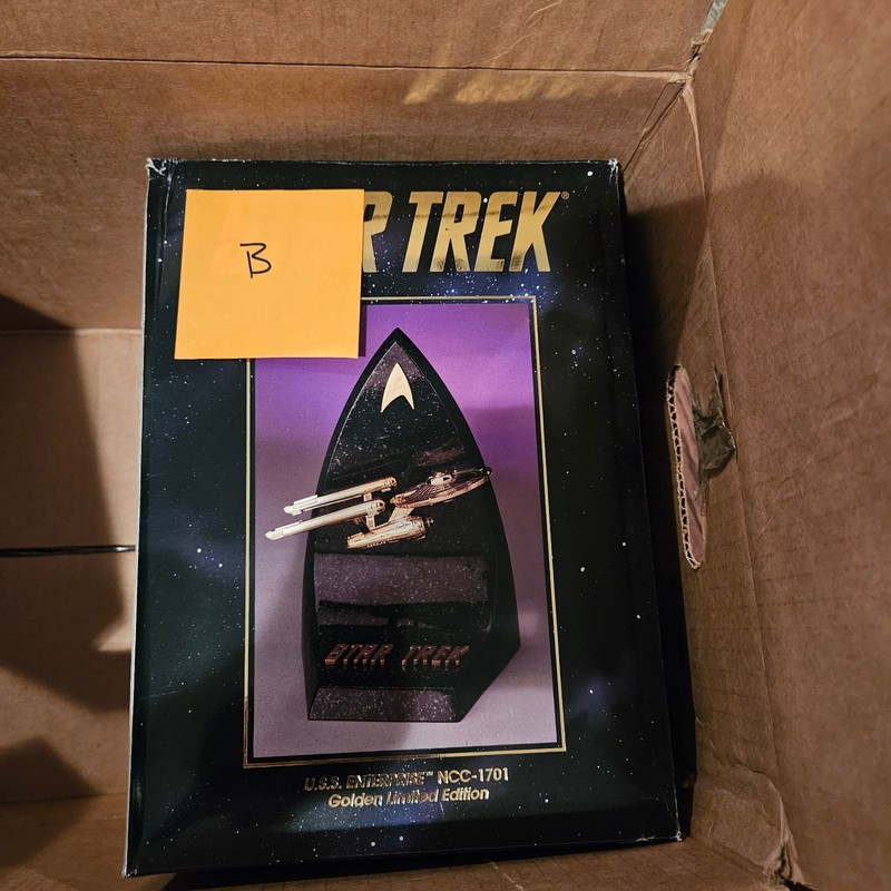 STAR TREK USS ENTERPRISE NCC 1701 GOLDEN LIMITED EDITION. MINT CONDITION. RARE