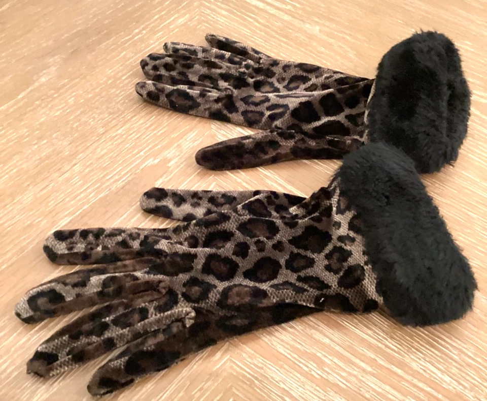 Guantes de terciopelo de diseñador con estampado de leopardo con puño de piel sintética. Talla única para la mayoría. Foto 3 de 4