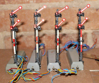 Märklin H0 "Bundle 4 x Wings Main Signal 7041 with Base Plates" Look (2)