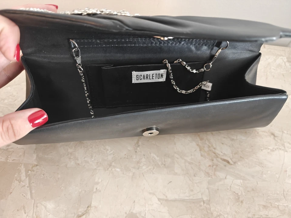 Cartera negra de inspiración vintage Scarleton con diamantes de imitación pavo real Foto 2 de 3