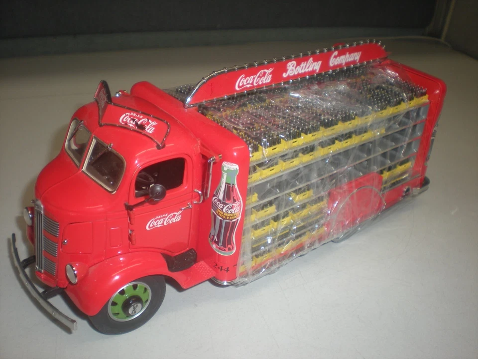 Danbury Mint 1938 Coca-Cola Delivery Truck with Pop Cases - 1:24 Scale - Image 2 of 4