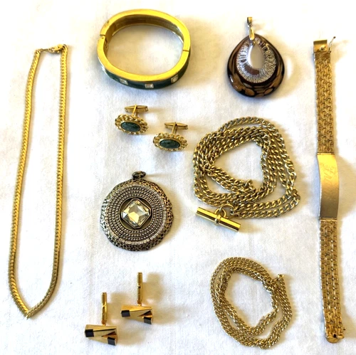 Vintage Lot Assorted Costume Jewelry Gold Tone, nice condition Chains, Pendants