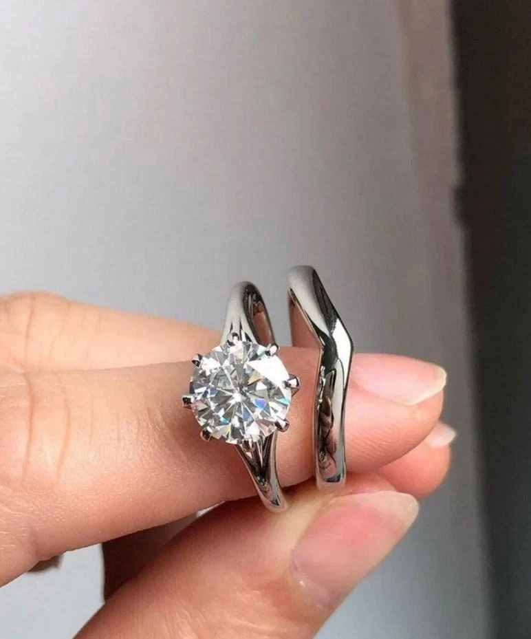 Conjunto de anillo de boda para ella de moissanita de corte redondo de 2 quilates de oro blanco sólido de 14 quilates Foto 3 de 4