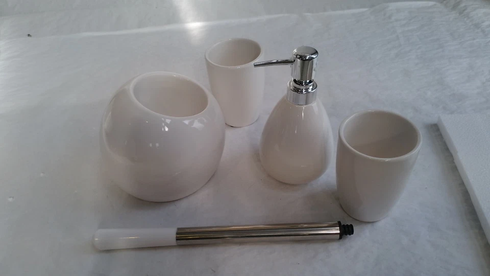 Set Da Bagno Axentia, Ceramica, Bianco/Argento, Circa 29,5 X 30,5 17 Cm - Immagine 4 di 4