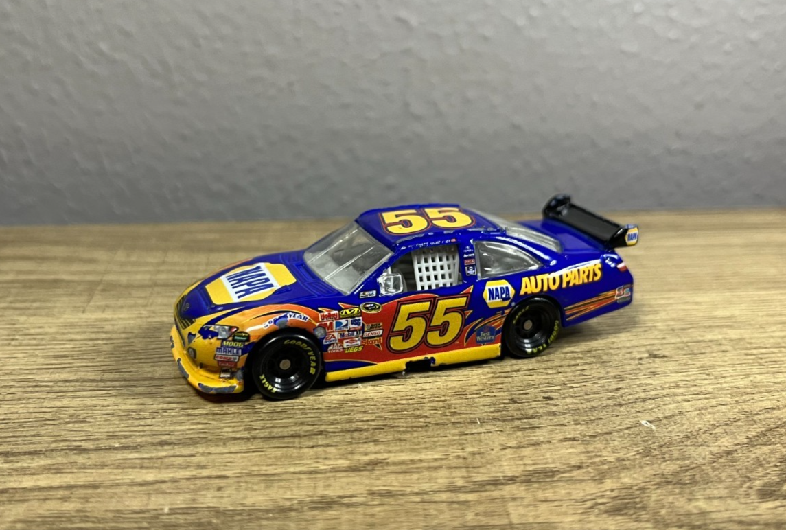 55 Michael Waltrip NAPA Auto Parts 2009 NASCAR - 1:64 Diecast Race