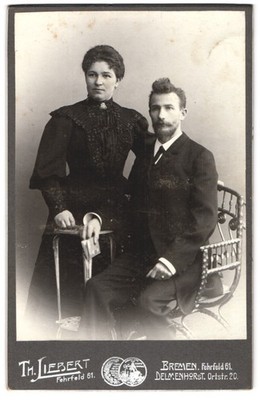 Fotografie Th. Liebert, Bremen, Fehrfeld 61, Ehepaar mittleren Alters in bürger 