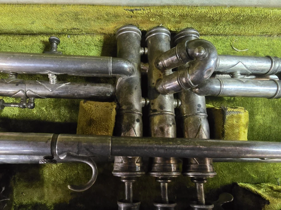 Trompeta Holton años 20 con estuche original para piezas o restauración Foto 3 de 4