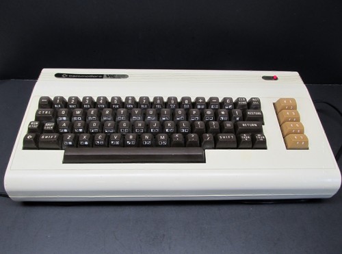 Commodore VIC 20 Computer mit Netzteil, schaltet ein / schaltet ein