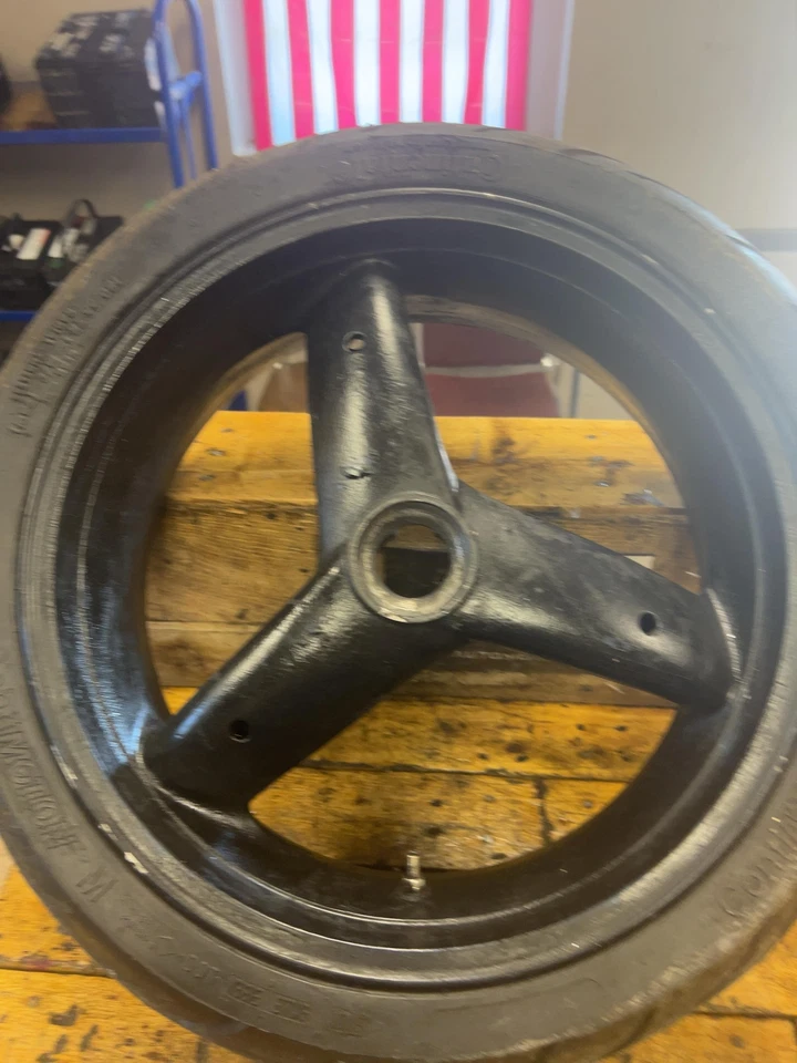 Triumph Daytona T595 1998 identificación de rueda trasera T2005196 OEM Foto 2 de 4