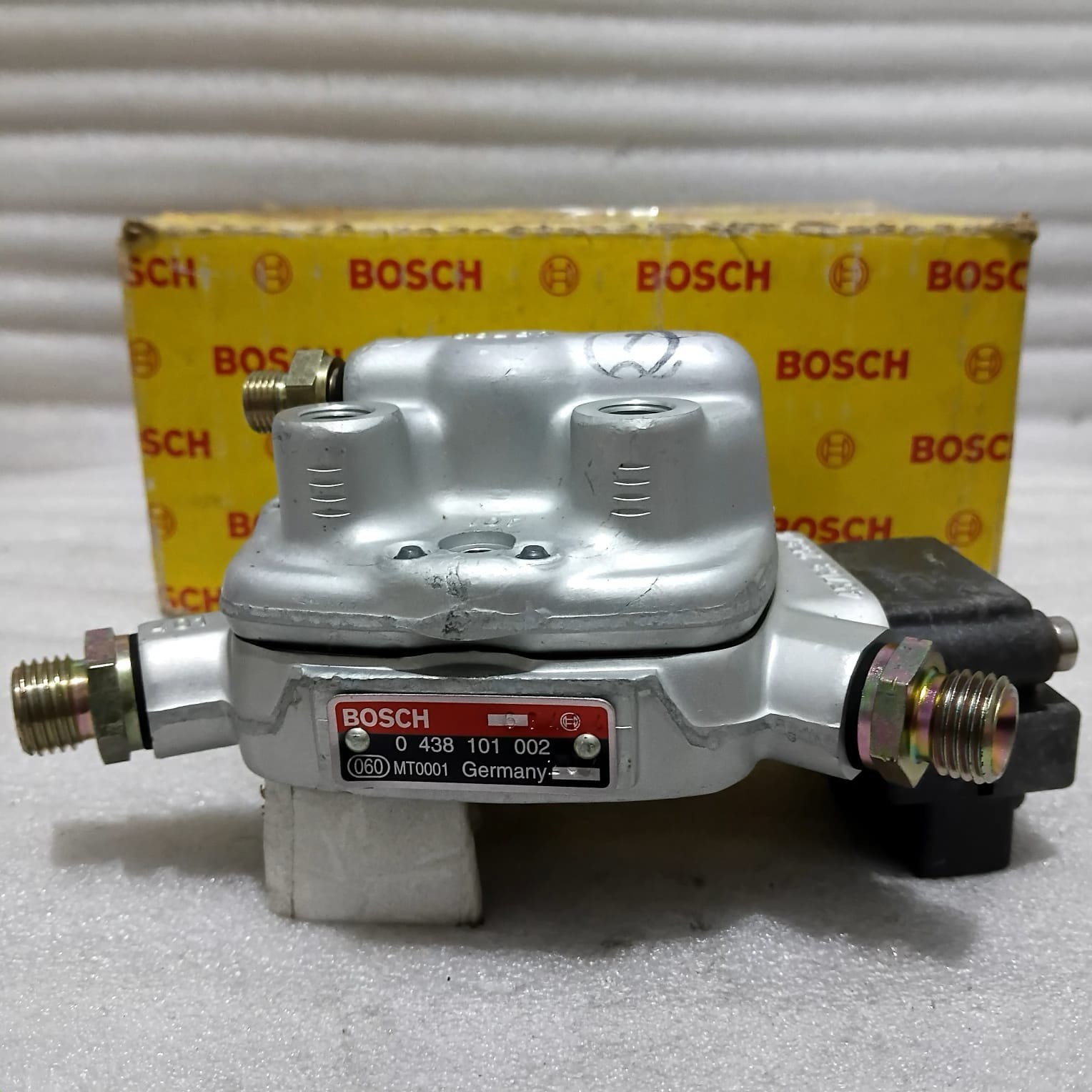 BOSCH Fuel Distributor Mercedes Benz M102 Engine W201 W124 G-Class W460 NOS