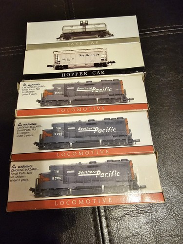 Southern Pacific 3 Train Locomotives Unpowered & 2 Train Cars New Opened Box Min