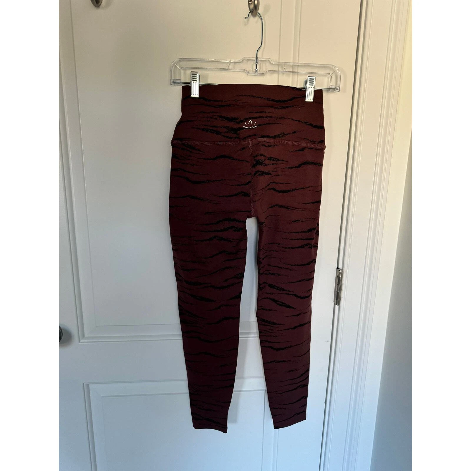 beyond-yoga tiger animal printed rust black leggings