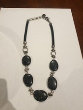 Alter Schmuck Nähen Natur Mineralien Stein schwarz reflektiert blau Mond Labradorit