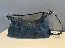 👜 Authentic Leather Coach Purse – Timeless & Stylish! 👜