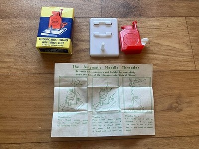 Vintage automatischer Nadeleinfädler Einfädelwerkzeug 50er Jahre rot weiß Kunststoff Nähen
