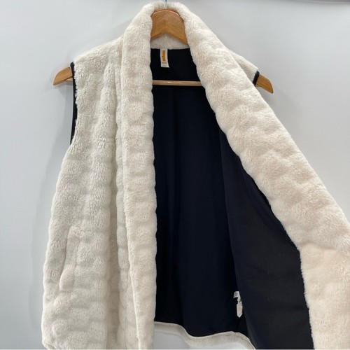 Lucy White Faux Fur Vest Size Medium Preppy Mob Wife Old Money - Picture 7 of 8