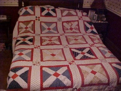 VINTAGE HAND PIECED QUILT ''OLD ITALIAN BLOCK'', BROKEN SASH, AS IS