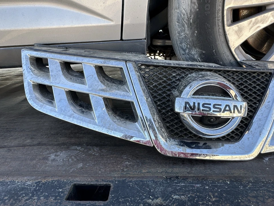 REJILLA DE PARACHOQUES DELANTERO NISSAN ROGUE 2011-2015 CON CÁMARA Y EMBLEMA OEM 623101VX0A Foto 2 de 4