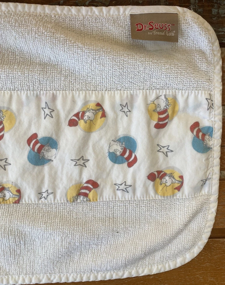 Toalla blanca Dr. Seuss Cat in the Hat de Trend Lab © 2015 Foto 4 de 4