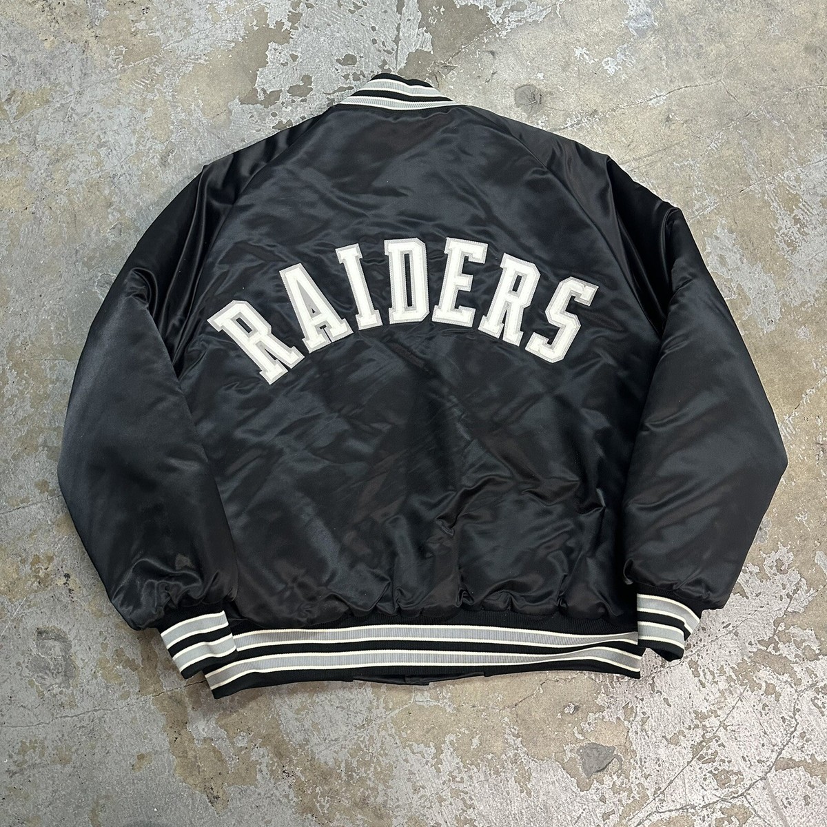 【スペシャル】神サイズ 80's RAIDERS スタジャン アーチロゴ XL 80's～ AUBURN SPORTSWEAR ''RAIDERS'' サテンスタジャン 黒 表記(XL