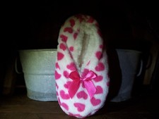 HUB LADIES NON SKID SLIPPERS SIZE SMALL MEDIUM HEART PRINT FUR LINING NEW SOFT