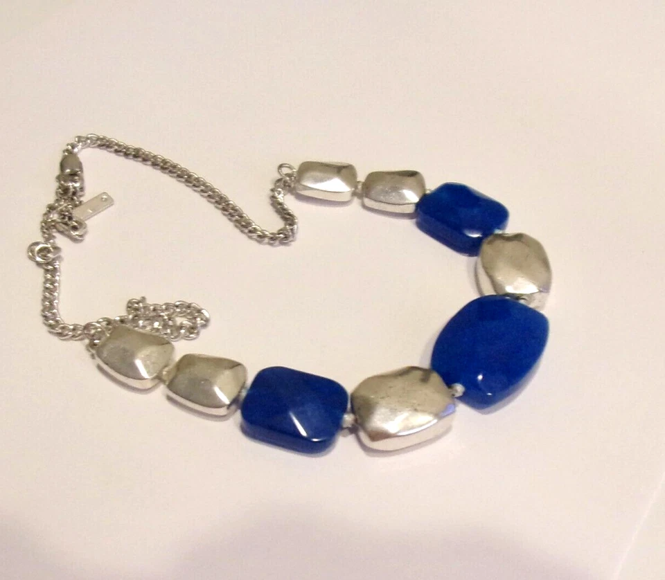 Collar Kenneth Cole cuentas de vidrio azul lapislázuli y cuentas enchapadas mate tono plata Foto 2 de 4