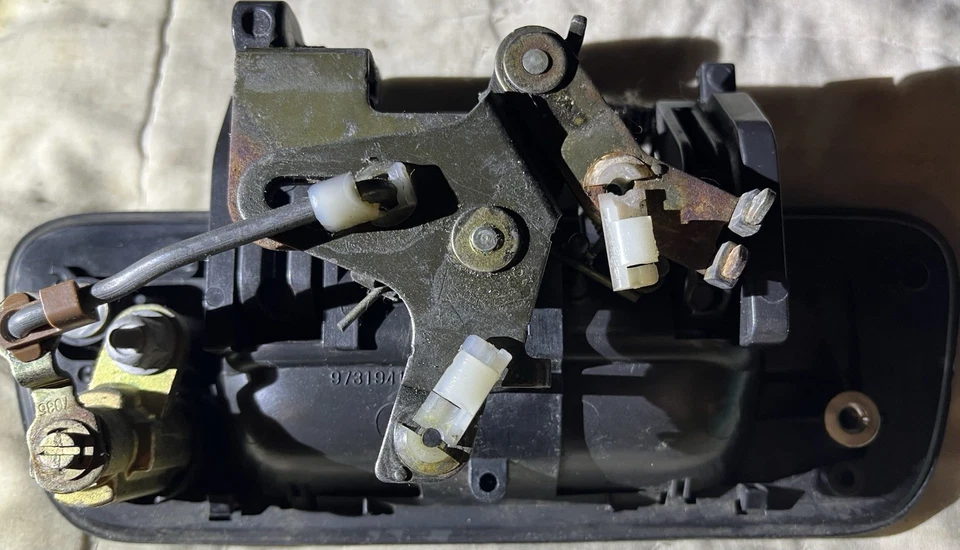 2004 - 2012 Chevrolet Chevy Colorado GMC Canyon Truck Tailgate Handle Lock Key - Image 3 of 3