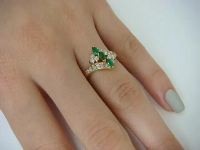 Anillo de compromiso con racimo de esmeralda simulada marquesa de 2 quilates enchapado en oro amarillo de 14 quilates Foto 2 de 4