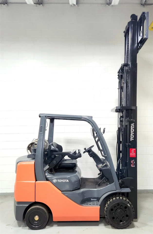 ¡BONITO! Carretilla elevadora Toyota 2014 6500 lb GLP 6.500 LB 8FGCU32 cambio lateral Foto 3 de 4