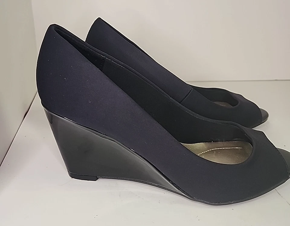 Bandolino Peep Toe -Black -Sz. 6.5 - Shiny patent Wedge, work, dressy, New - Image 3 of 4