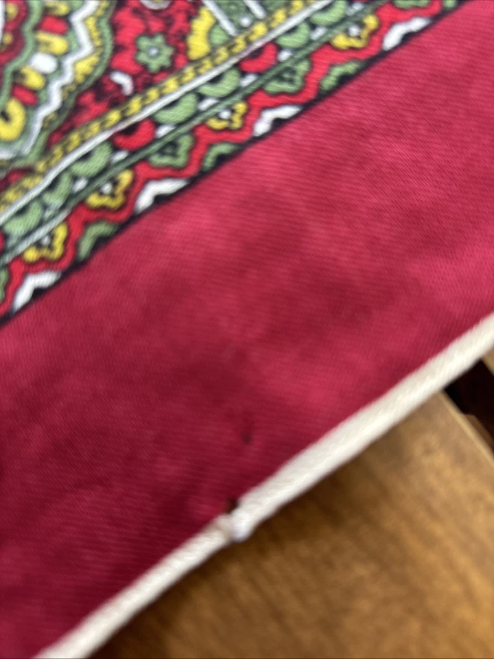 Cachecol Belvedere Vintage 30” Quadrado Vermelho, Verde Estampa Paisley Áustria Acabamento Bainha - Imagem 4 de 4