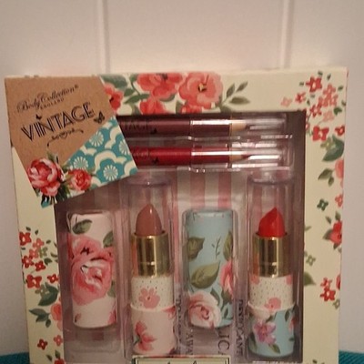 Set Vintage and Two Lips Liner.new In Box.