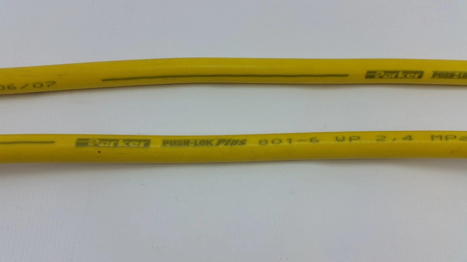 Parker Push-Lok Plus 801-6 WP 2.4 MPa print on the yellow hose covers