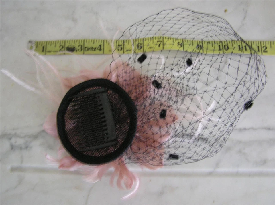 NUEVO CON ETIQUETAS Nupcial Boda Baile de graduación Pluma de Seda Fascinador Sombrero con Lunares Velo ROSA/Negro Foto 2 de 3