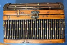 Baule vintage in bambù con serratura in ottone e coperchio a cupola controlla le foto