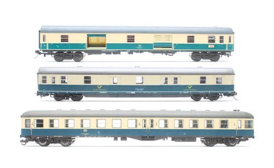 VERSCHIEDENE MARKEN SPURWEITE ''HO'' VON DB BLAU/CRM VERSCHIEDENE POST/GEPÄCK/2. REISEZUGWAGEN