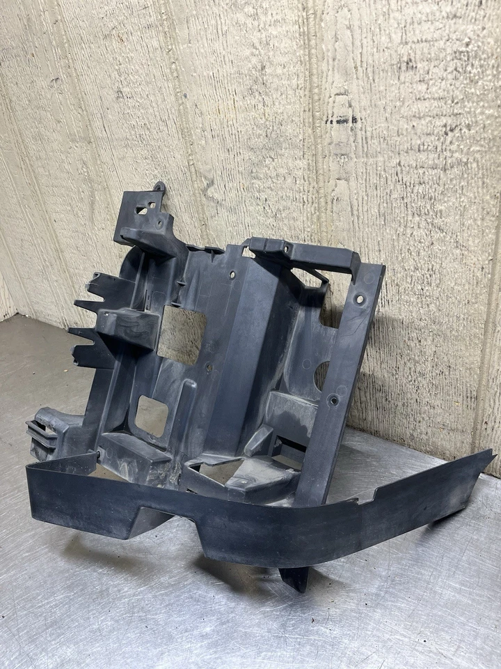 02-06 Cadillac Escalade ESV/EXT Soporte de montaje de faros lado del conductor izquierdo OEM Foto 4 de 4