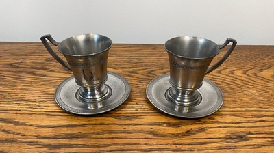 2 X VINTAGE LES ETAINS DES PRES DE MOURS FRANZÖSISCHE ZINN GOTHIC TASSEN & UNTERTASSEN