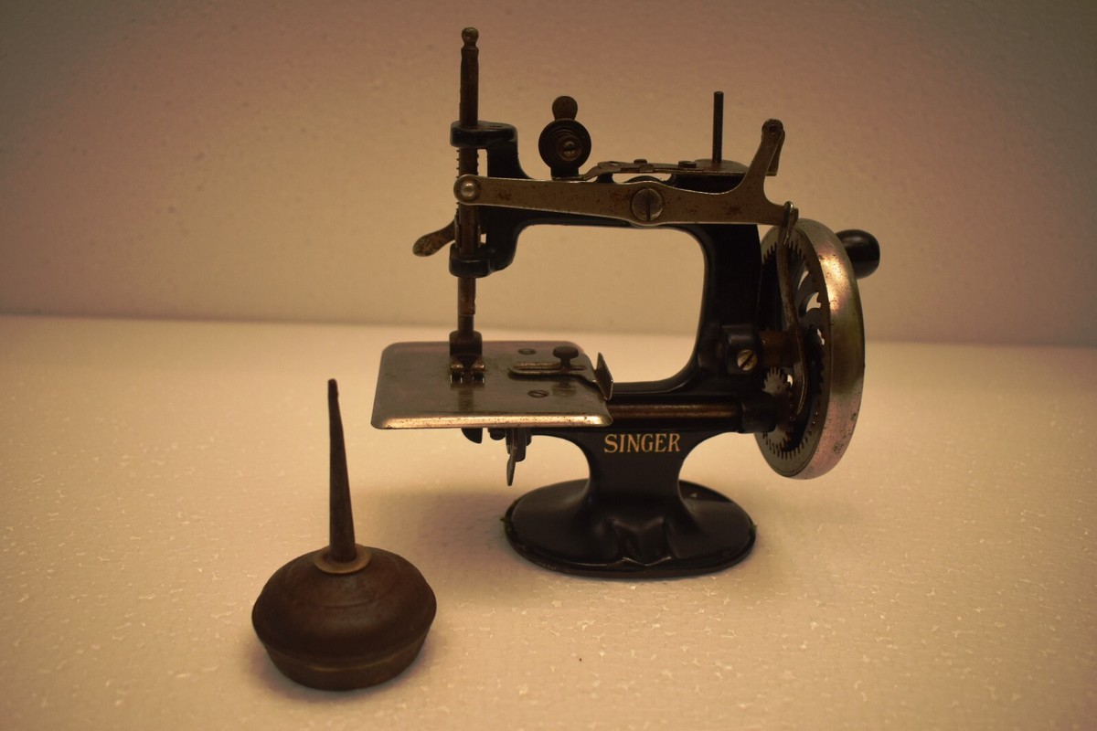フランスアンティーク　トイミシン「Marie-Claude（マリー・クロード）」 Antique Singer Toy Sewing Machine with Oiler Cast Iron Hand Crank