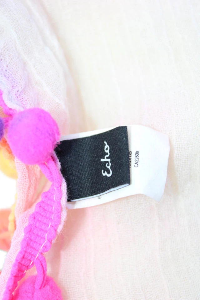 Bufanda Echo para mujer ligera tejida con pompones blanca multi 86"x48" Foto 4 de 4