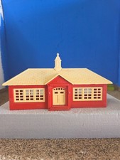 HO PLASTICVILLE SCHOOL HOUSE M 10