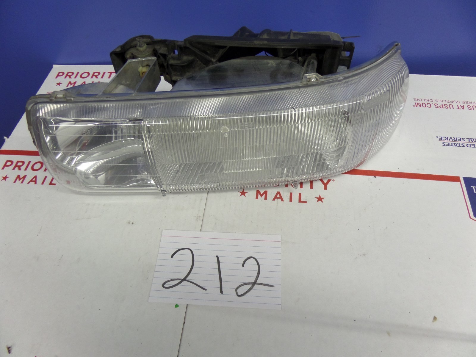 99 00 01 02 03 04 05 06  Suburban  Driver  Side Halogen  Headlight front light