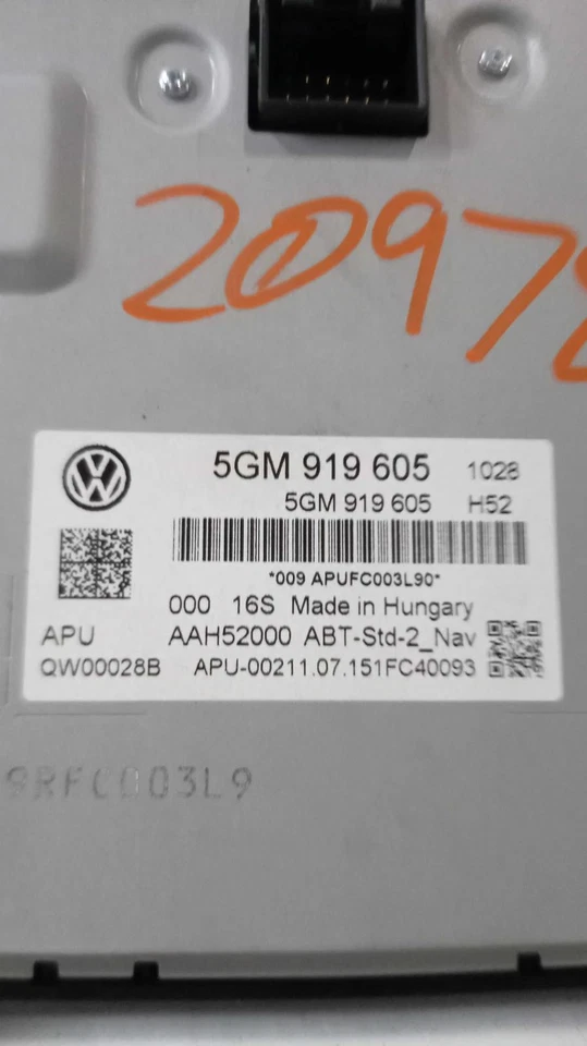 2016 Volkswagen Golf Infotainment Display OEM Red 120K Miles NJ25-20978-509784 - Image 2 of 4