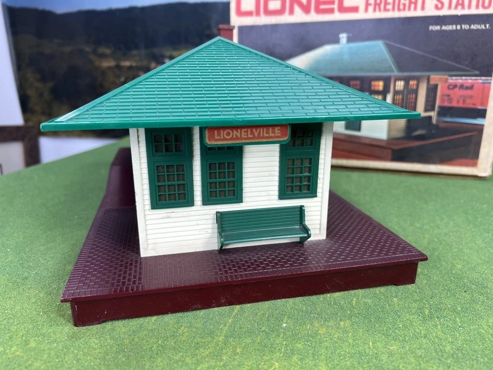 Lionel 6-2133 O Gauge Model Railroad Illuminated Freight Station w/Box - Image 2 of 4