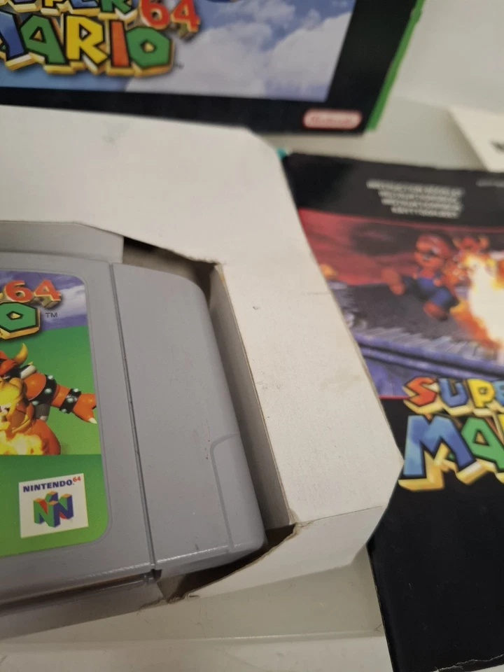 SUPER MARIO 64 BOXED NINTENDO 64 GAME WITH MANUAL & INNER TRAY WEAR TO BOX - Image 4 of 4